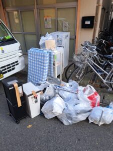 鹿児島市鴨池での転勤に伴う不用品回収の様子（冷蔵庫、洗濯機、マットレス、袋ゴミなど）