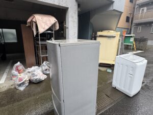 鹿児島市柳町での引越し不用品回収で搬出された冷蔵庫や洗濯機、ゴミ袋