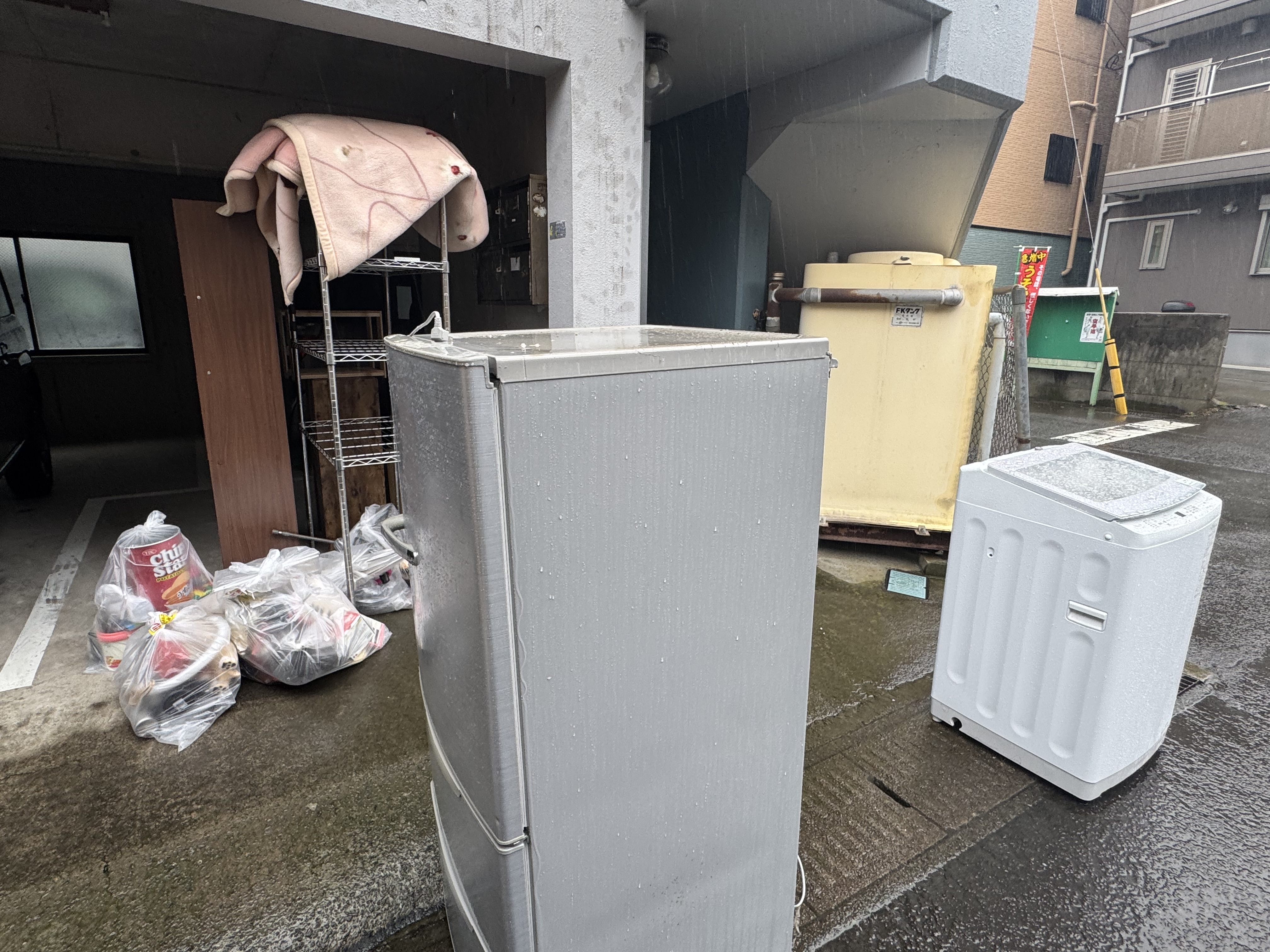 鹿児島市柳町での引越し不用品回収で搬出された冷蔵庫や洗濯機、ゴミ袋