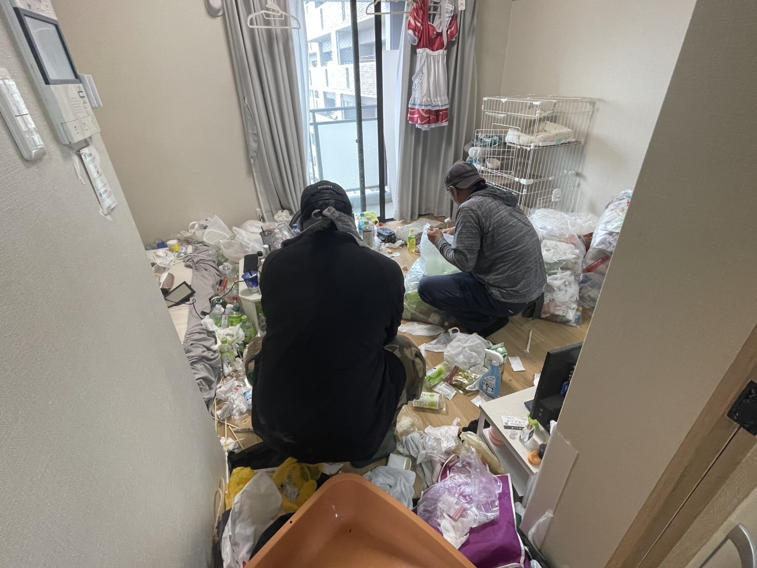 鹿児島市上荒田のごみ屋敷片付け作業中の様子（株式会社HAKKO）