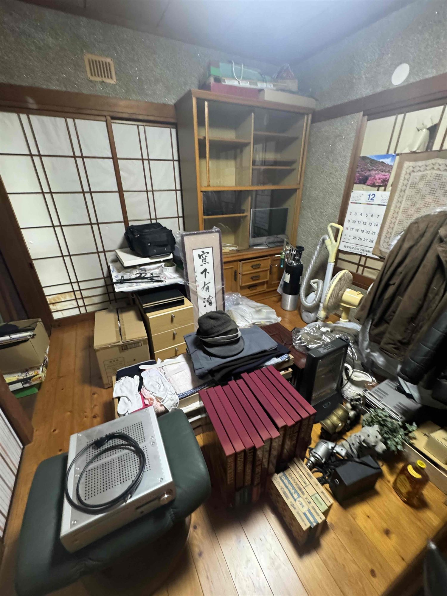 鹿児島市西陵のご実家、遺品整理の作業前。家具・家電・段ボールなどが残る和室