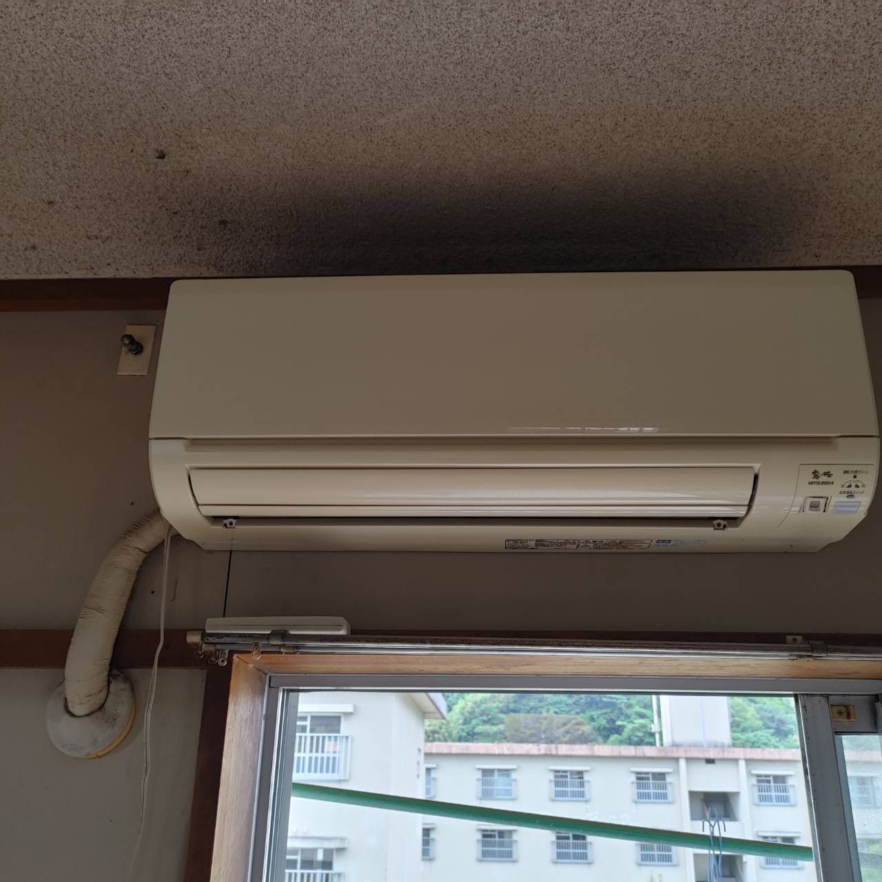 壁掛けエアコン本体（取り外し前）