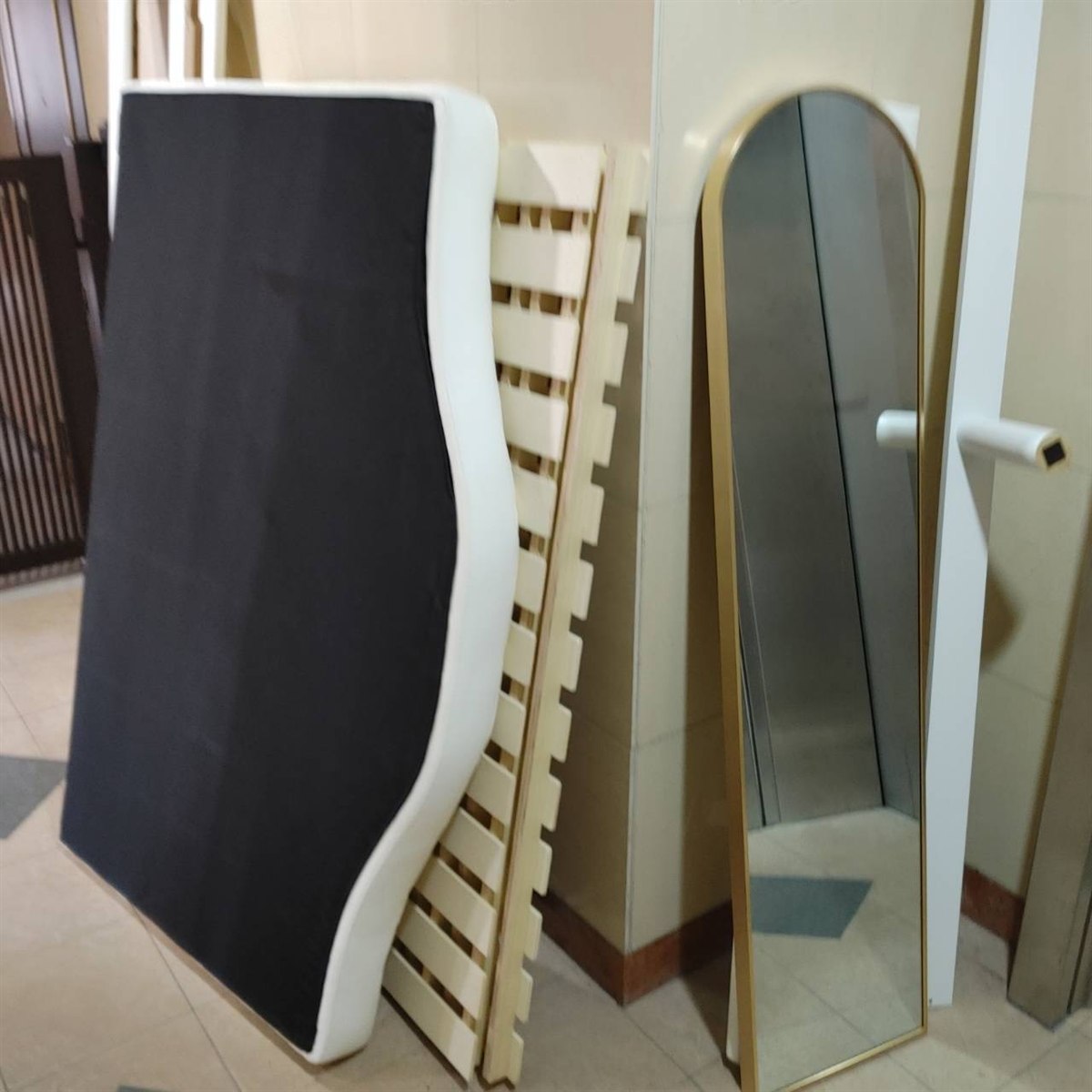 鹿児島市紫原のマンションで不用品回収した家具3点（クイーンベッド・スタンドミラー・モブリン）の単品回収現場