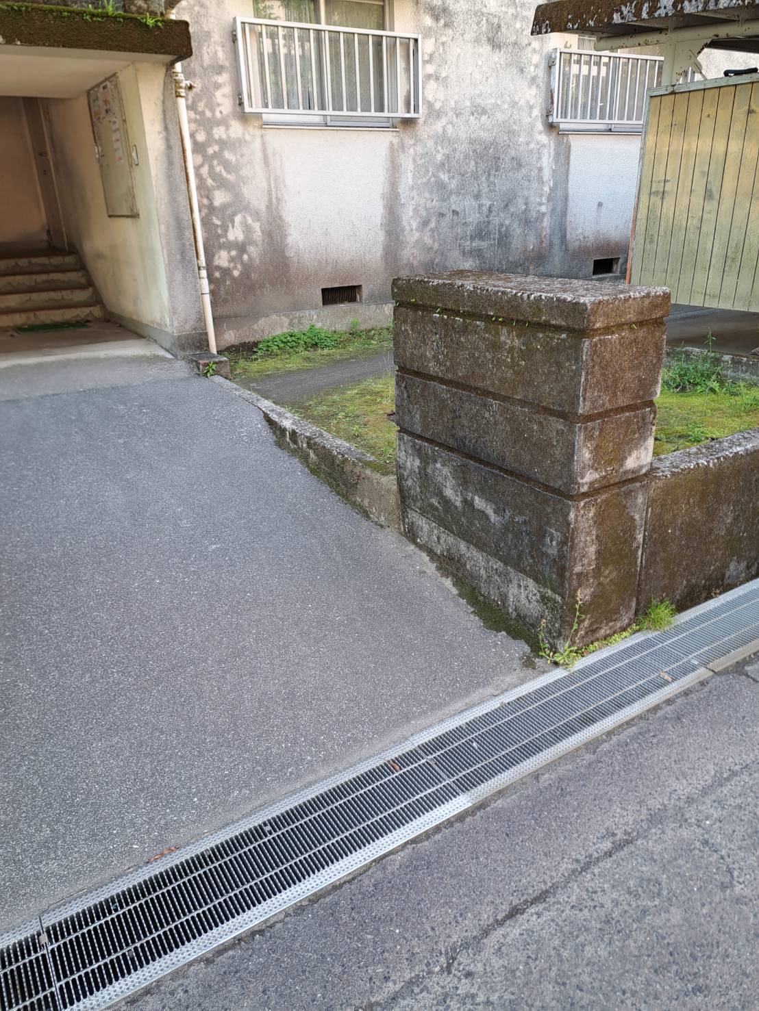 建物入口から階段にかけての搬出経路