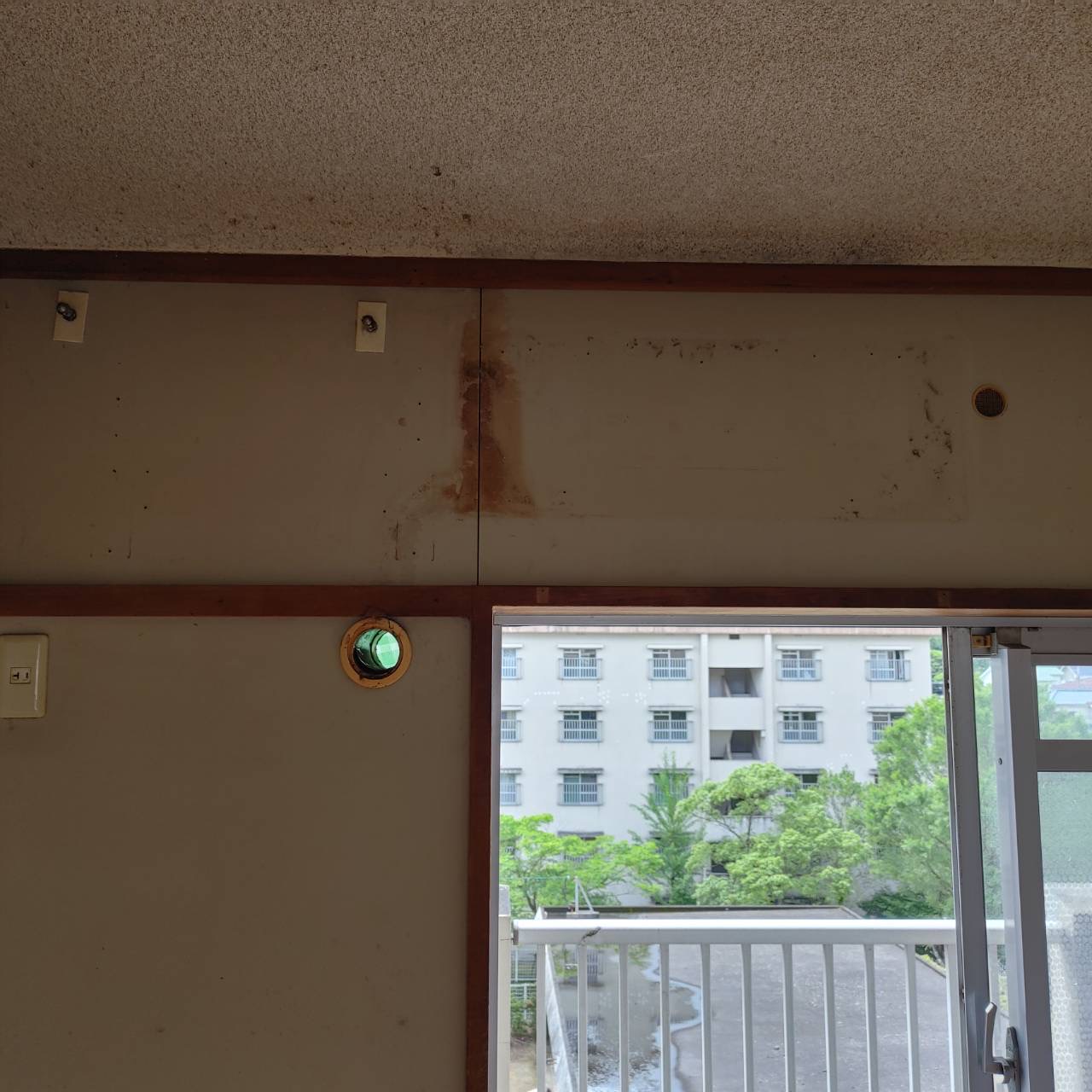 エアコン撤去後の壁