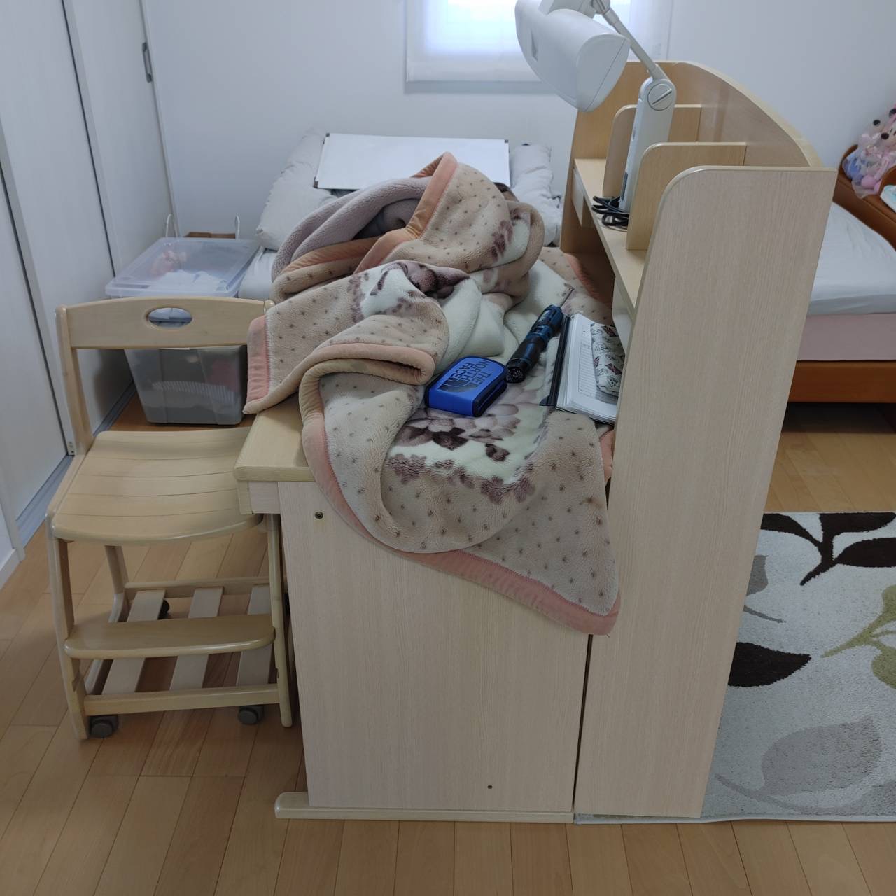 02_before_desk_with_blanket