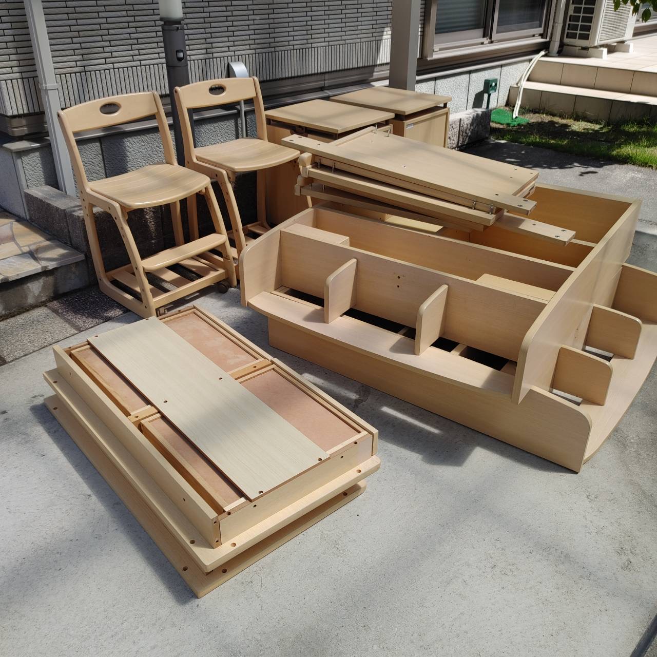 2階から学習机を慎重に搬出するHAKKOスタッフ