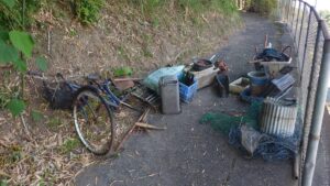 鹿児島市下伊敷の屋外に長年堆積した不用品（自転車・植木鉢・農具・廃材）の不用品回収現場