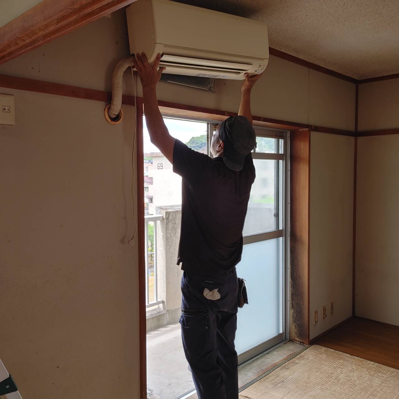エアコン取り外し作業中