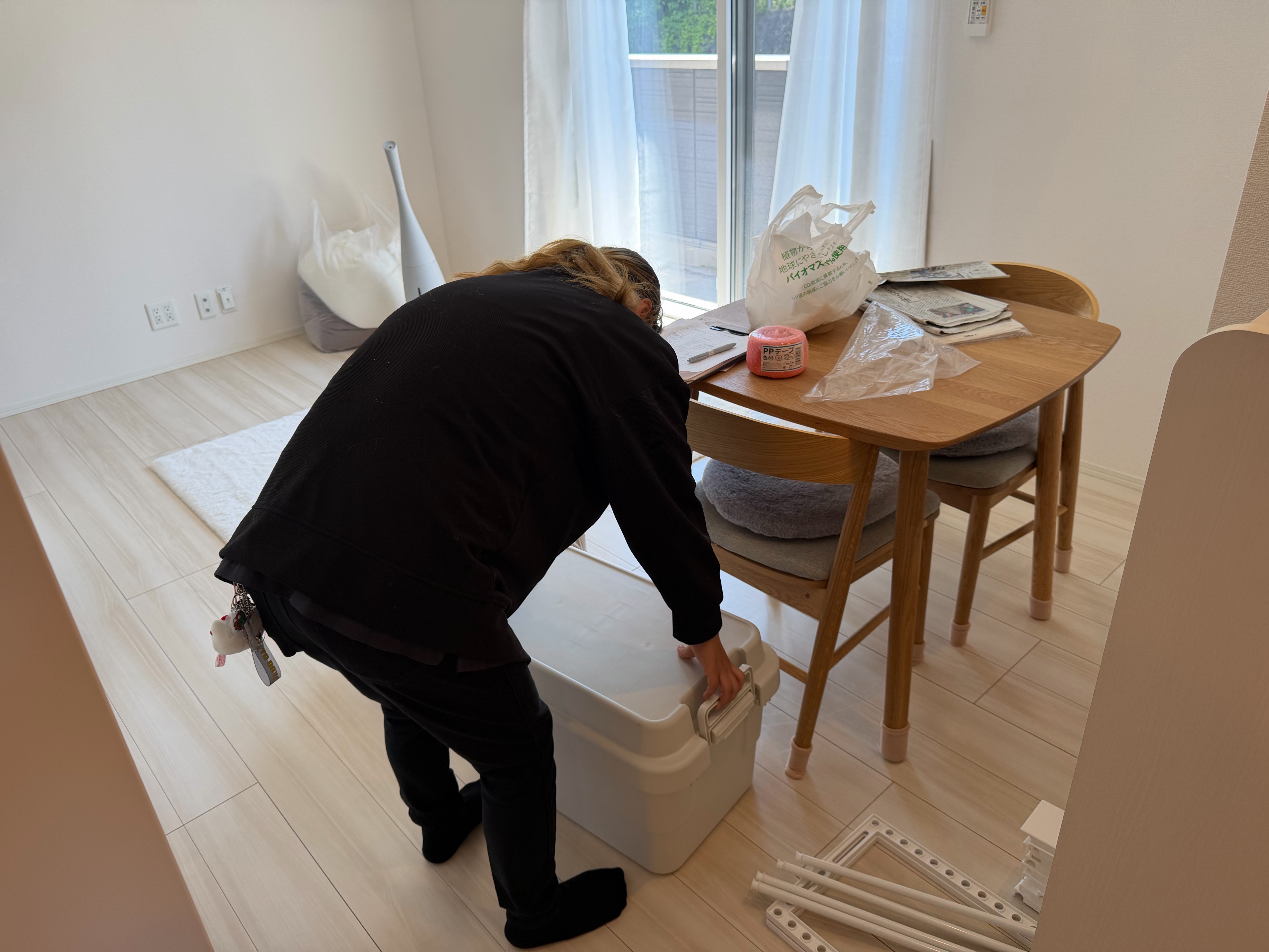 お部屋から搬出するダイニングセットと小物類