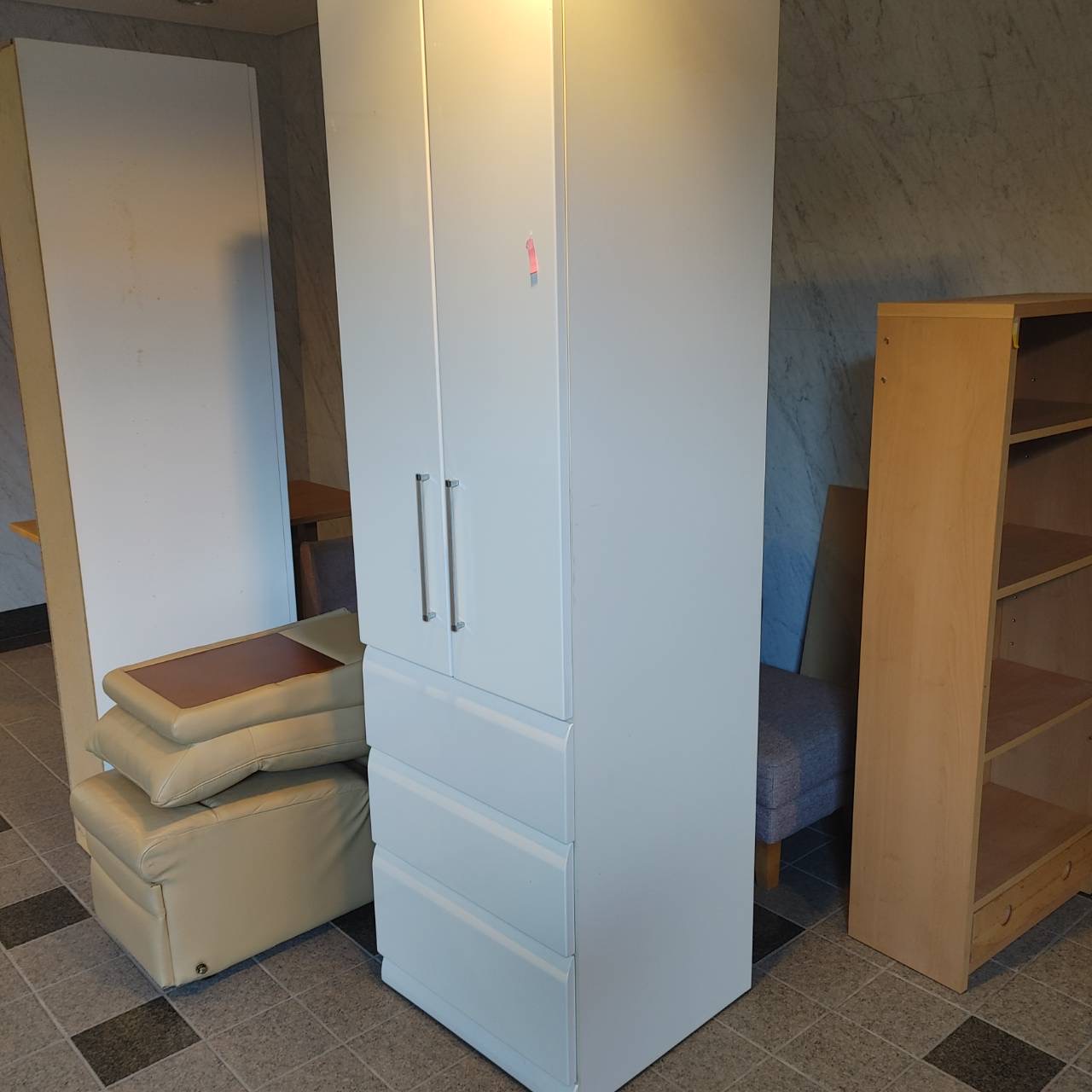 搬出前：マンション共用部に集約した家具5品目