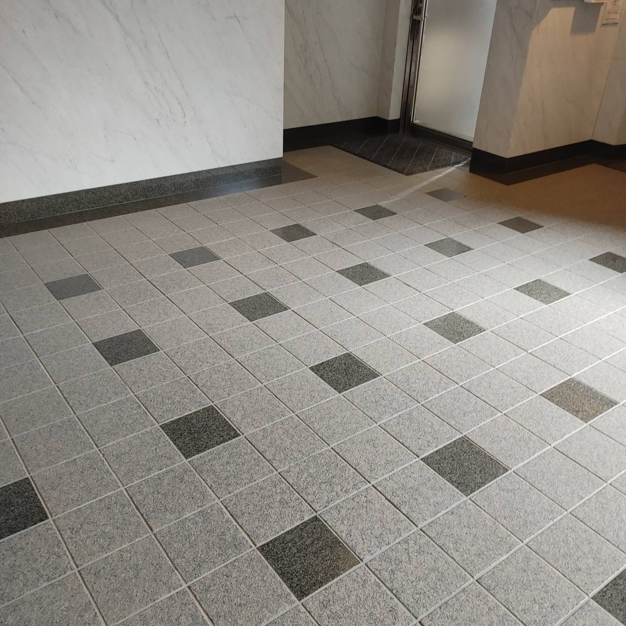 撤去後の共用部床面（タイル）