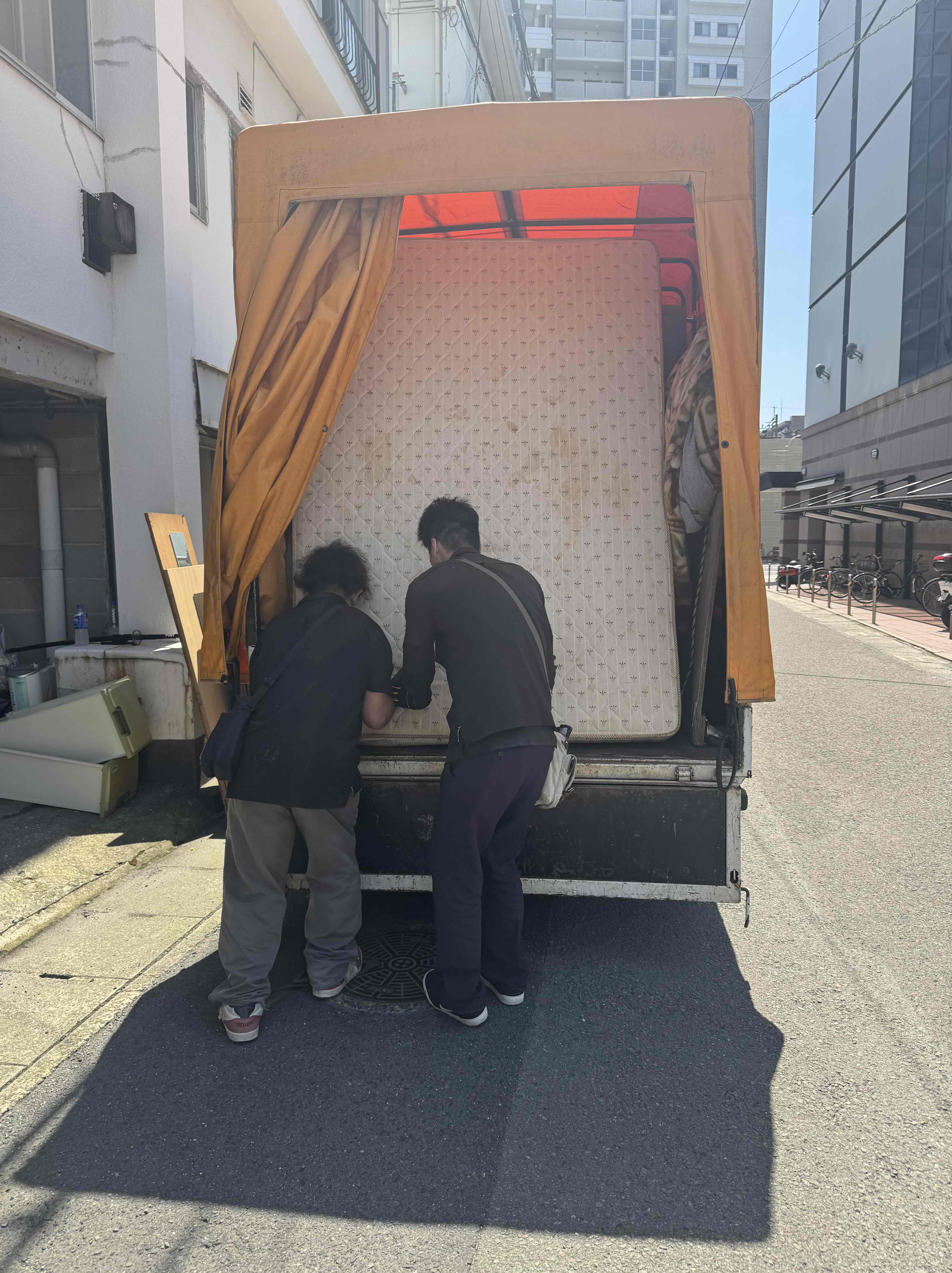 鹿児島市の生前整理で家具・寝具をトラックへ積み込む様子