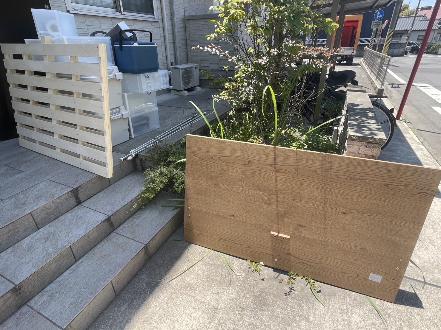 屋外集積(白パレット棚・テーブル板・コンテナ)