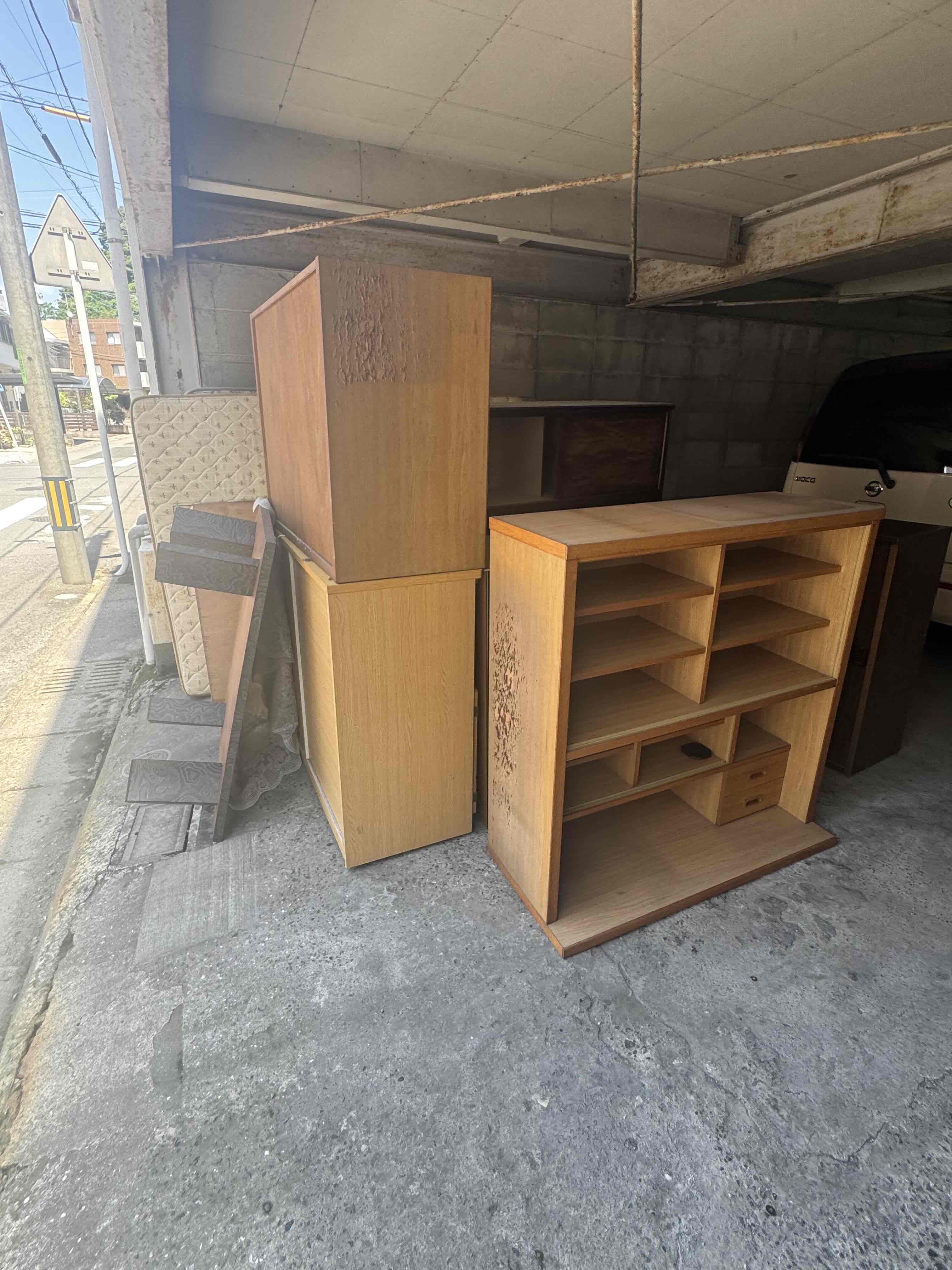 生前整理で運び出したタンスや食器棚などの家具（鹿児島市）