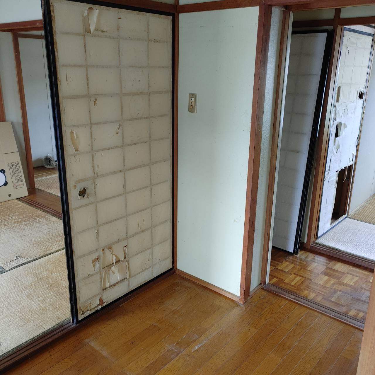 冷蔵庫撤去後の和室