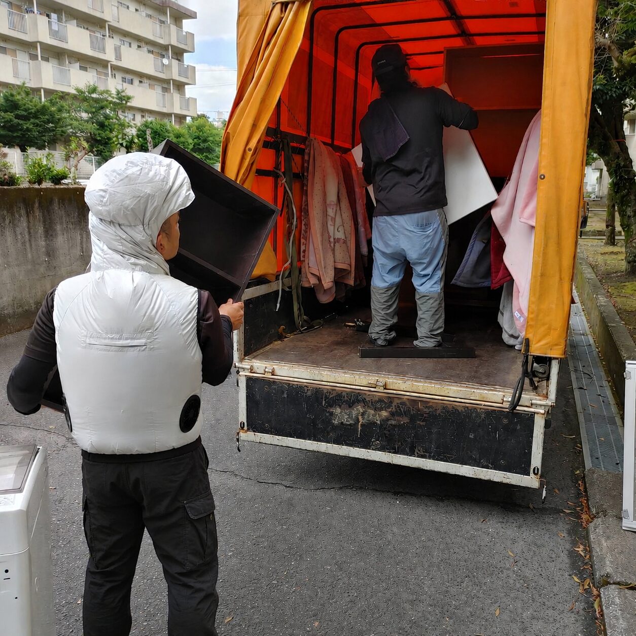市営住宅4階からトラックへの搬出風景