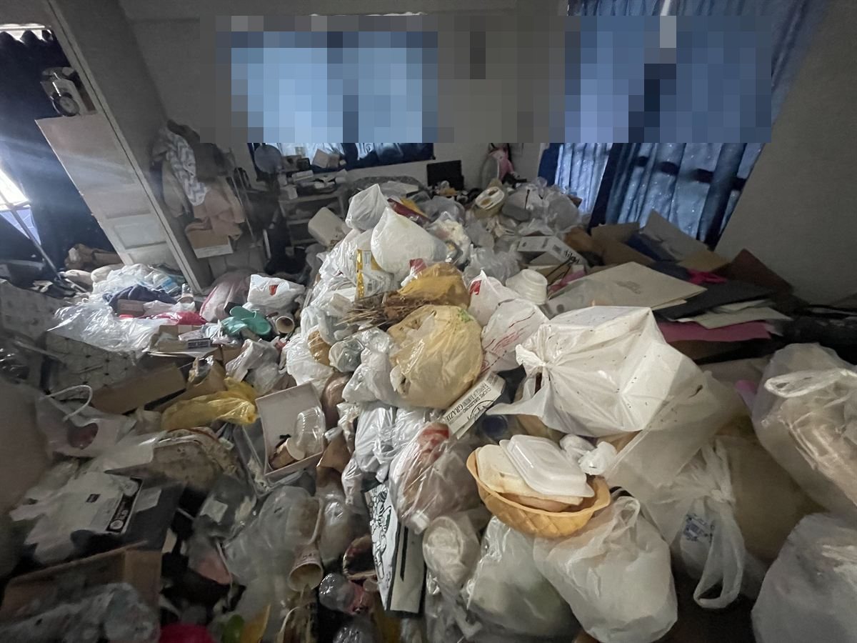 鹿児島市1LDKゴミ屋敷片付けBefore写真：リビング全面にゴミ袋の山が堆積