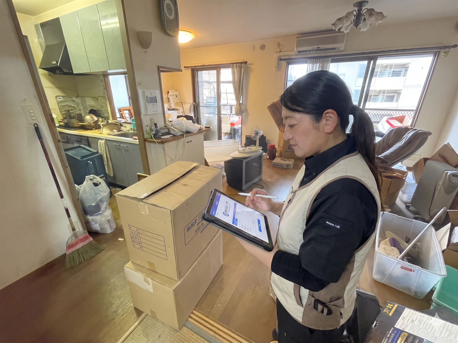 鹿児島市の遺品整理 株式会社HAKKO女性スタッフがタブレットで現場お見積もり