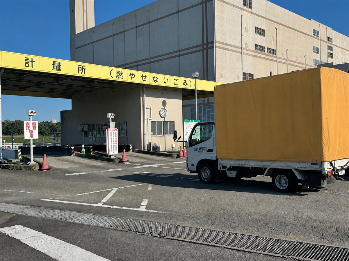株式会社HAKKOトラックが鹿児島市北部清掃工場に入場(市許可第625号の正規業者)