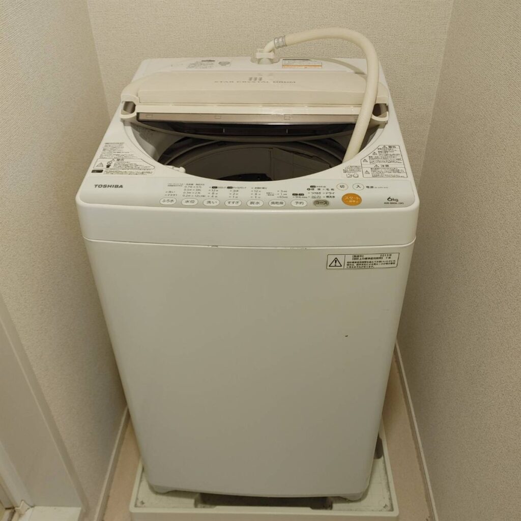 鹿児島市吉野のお客様宅で回収する前の洗濯機。退去前のお片付けで株式会社HAKKOが冷蔵庫と一緒に引き取り。