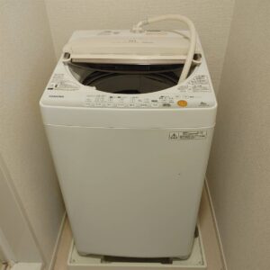 鹿児島市吉野のお客様宅で回収する前の洗濯機。退去前のお片付けで株式会社HAKKOが冷蔵庫と一緒に引き取り。