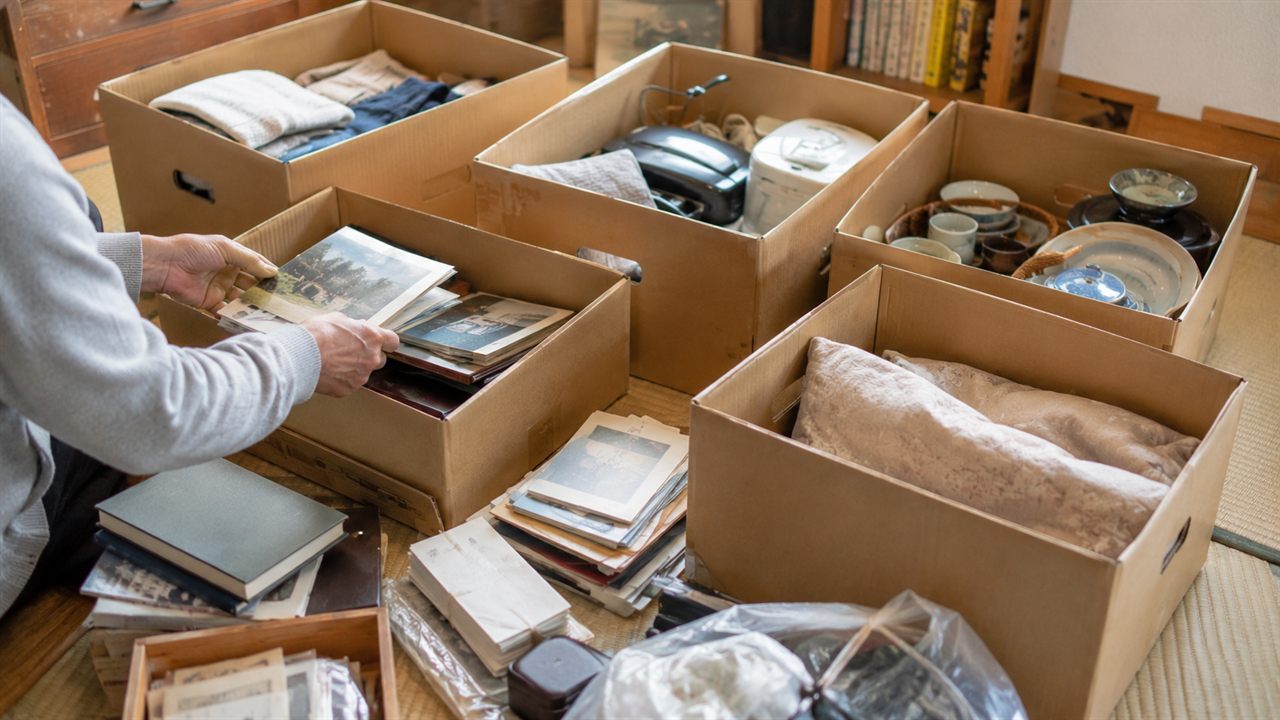 親が施設に入る時に実家の荷物を分けて整理している様子