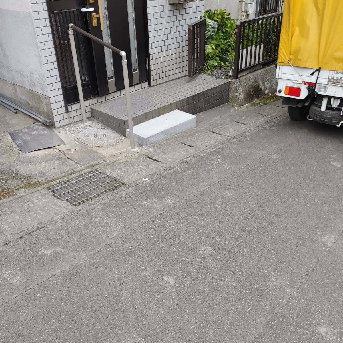 鹿児島市大明丘の不用品回収（搬出後）｜玄関前がきれいに片付いた様子と軽トラック