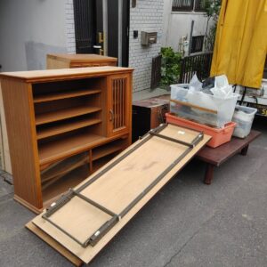 鹿児島市大明丘の路地沿いに停車したHAKKOの軽トラック（不用品回収）