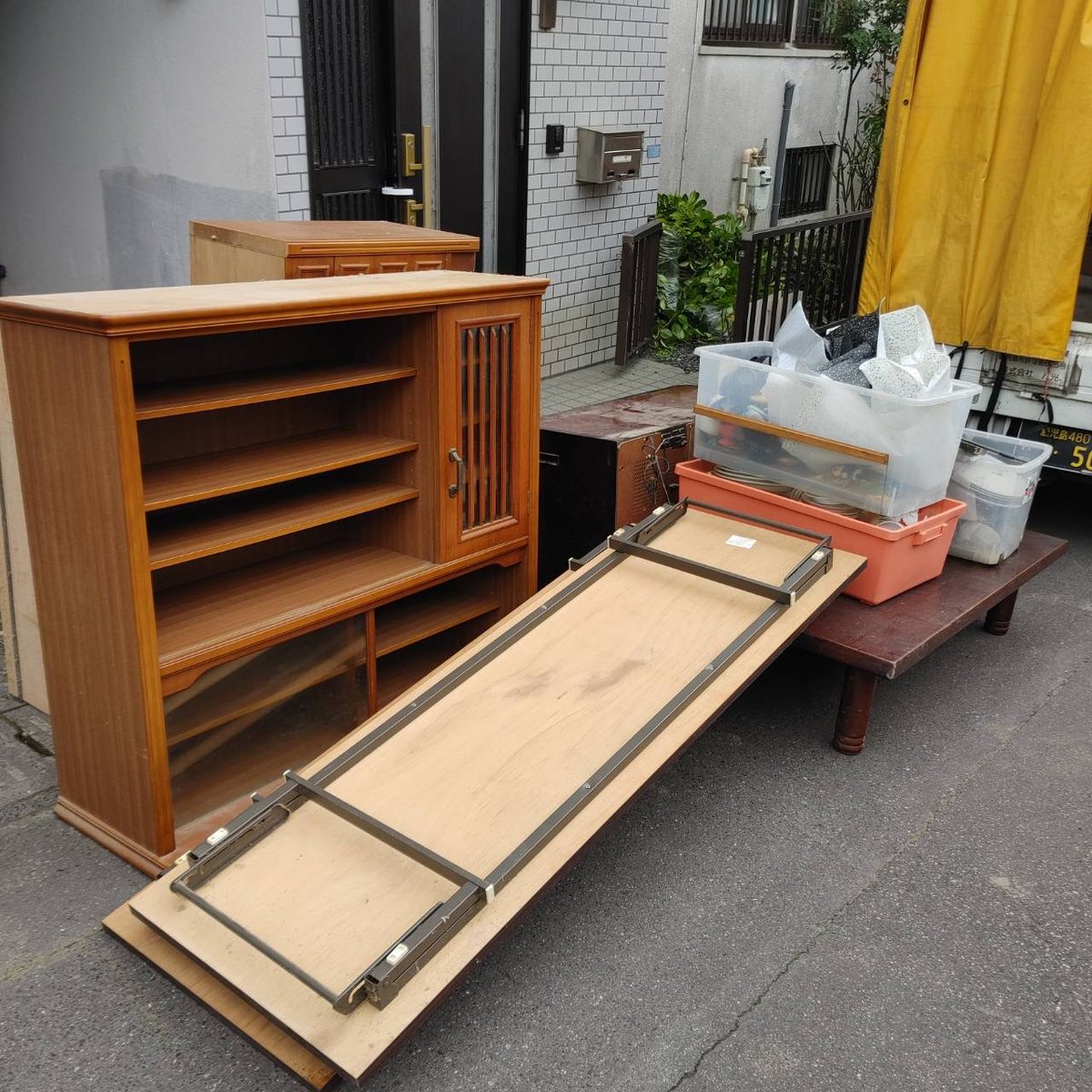 鹿児島市大明丘の路地沿いに停車したHAKKOの軽トラック（不用品回収）