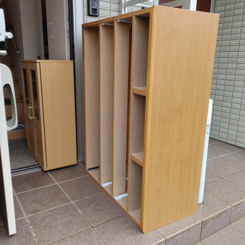 鹿児島市吉野のマンション不用品回収 玄関前に搬出した本棚と食器棚