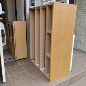 鹿児島市吉野のマンション不用品回収 玄関前に搬出した本棚と食器棚