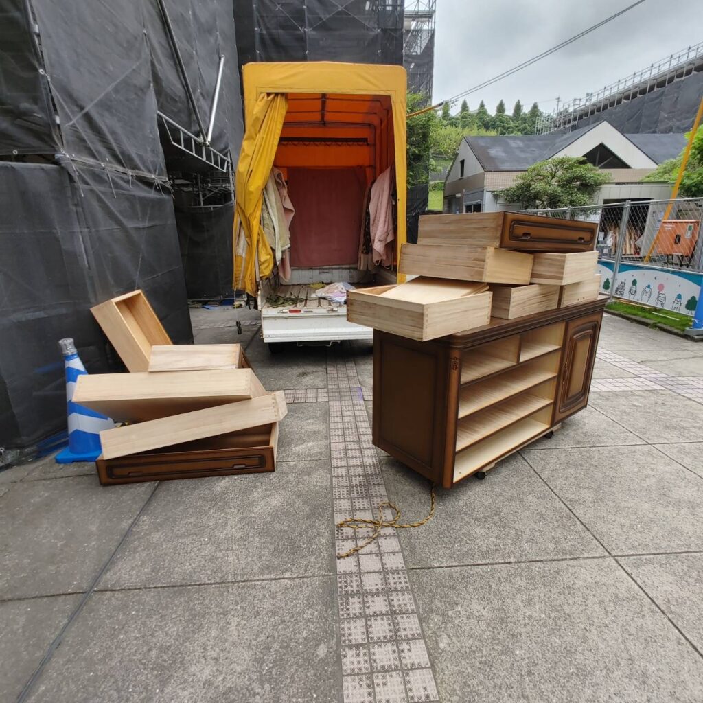 鹿児島市西陵の婚礼タンス処分 回収した婚礼タンスと抜き出した引き出し、作業車両
