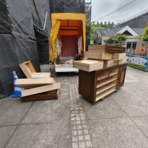 鹿児島市西陵の婚礼タンス処分 回収した婚礼タンスと抜き出した引き出し、作業車両