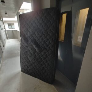 鹿児島市下荒田のマンション不用品回収 廊下に運び出したマットレス