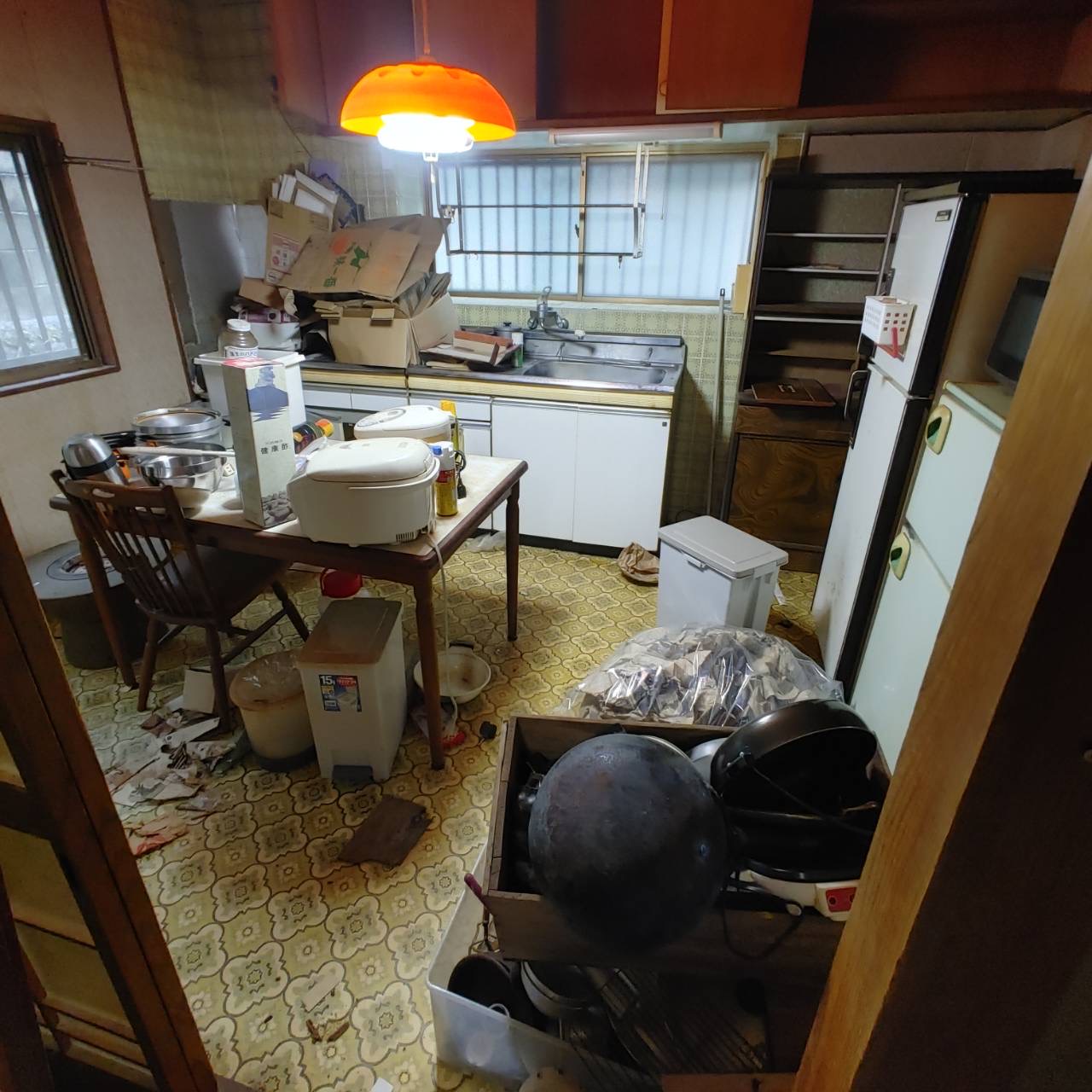 鹿児島市で遺品整理を行った台所（作業前）