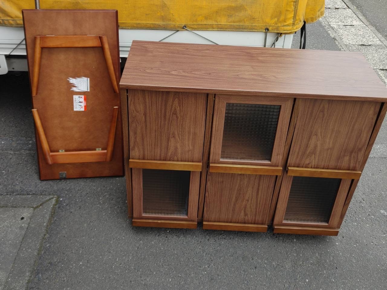 鹿児島市坂之上の不用品回収 回収したフラップ扉ラックと折りたたみテーブル