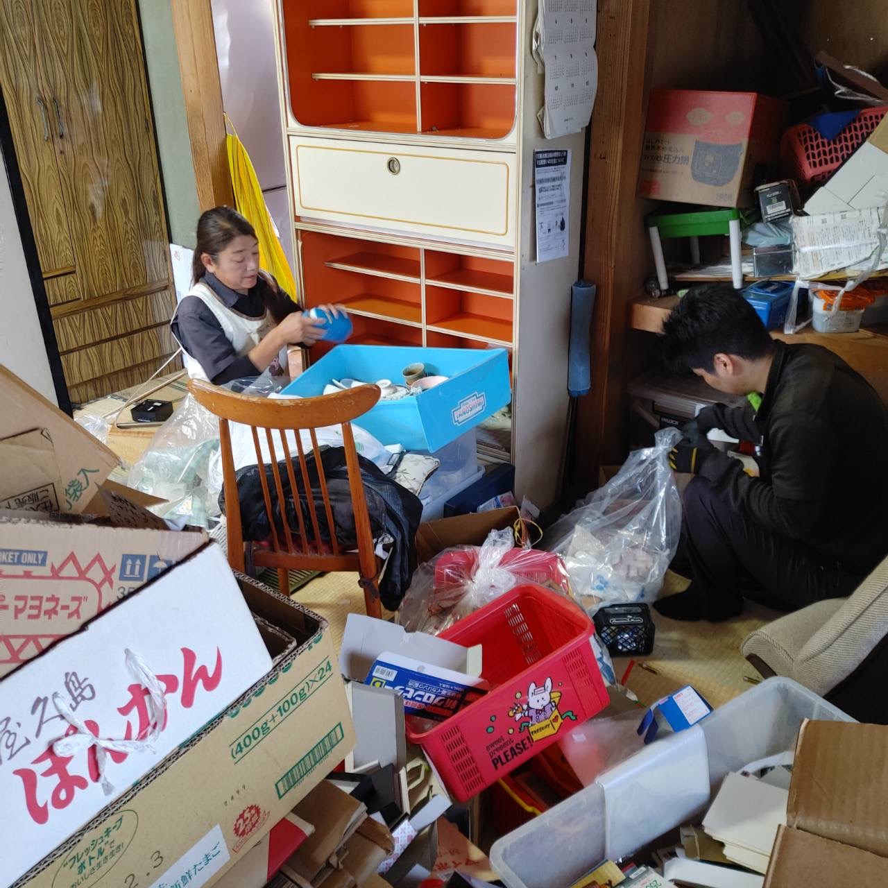 鹿児島市の遺品整理でスタッフが品物を仕分けする様子