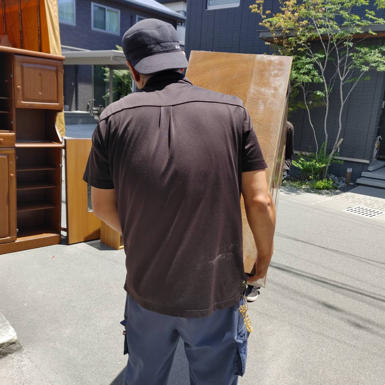 鹿児島市の遺品整理で大型家具を運び出すスタッフ