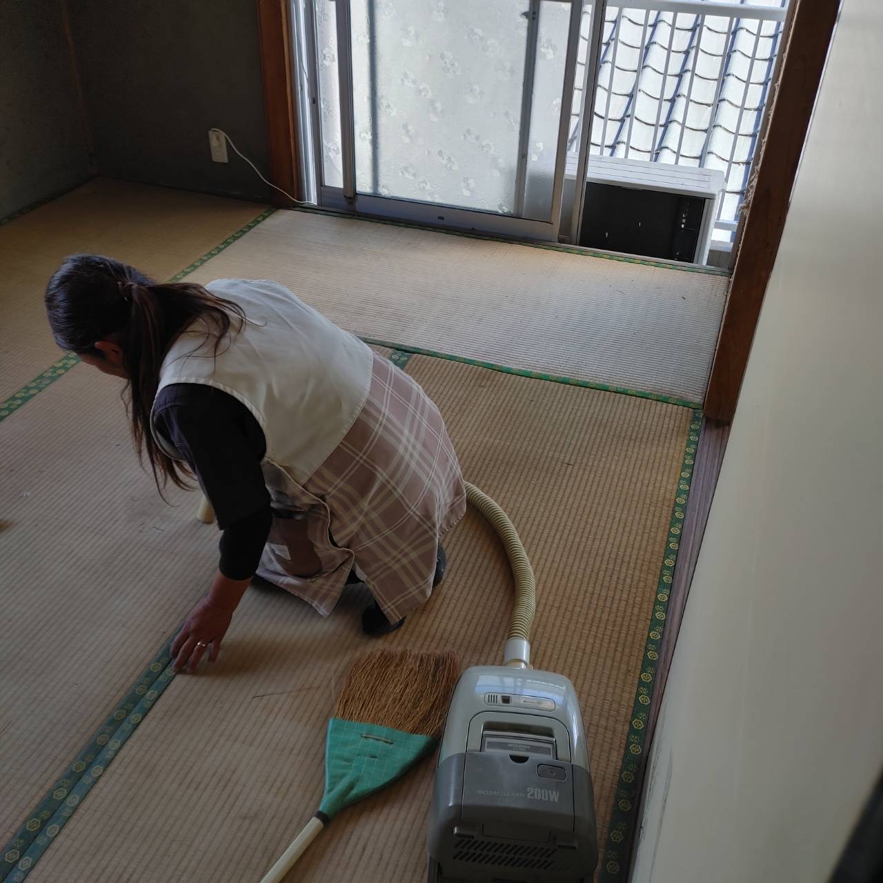 鹿児島市の遺品整理で女性スタッフが最後の清掃をする様子