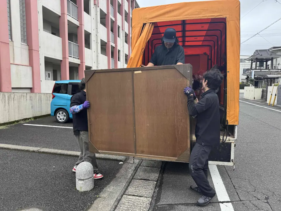 鹿児島市の不用品回収 株式会社HAKKO スタッフ作業風景