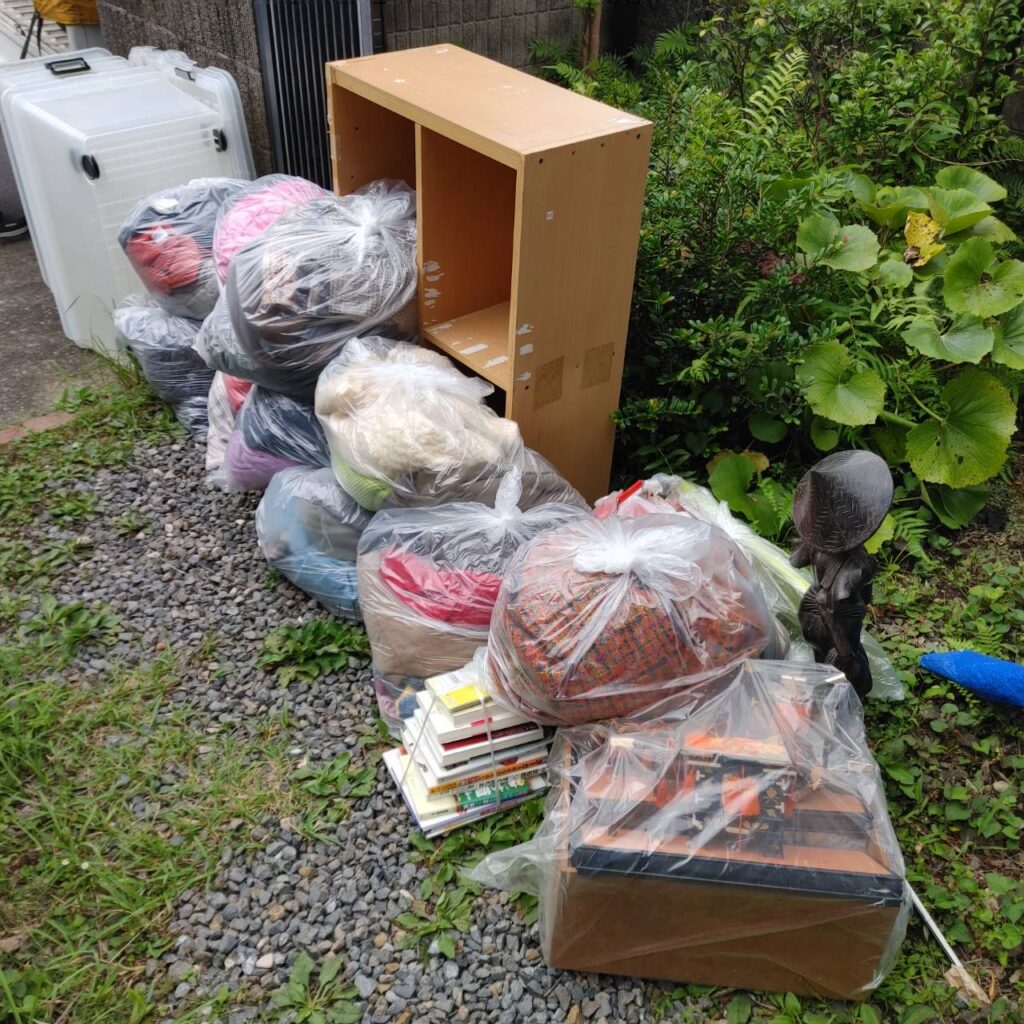 鹿児島市緑ヶ丘町の不用品回収で軽トラックに積み込む衣類袋やカラーボックス