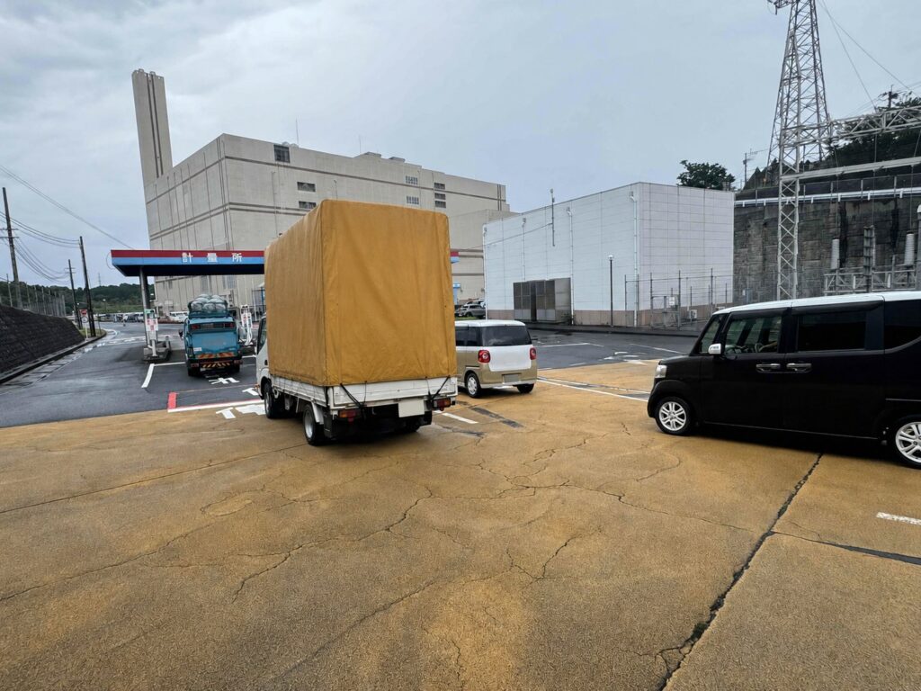 鹿児島市北部清掃工場の計量所前に並ぶ持ち込み車両