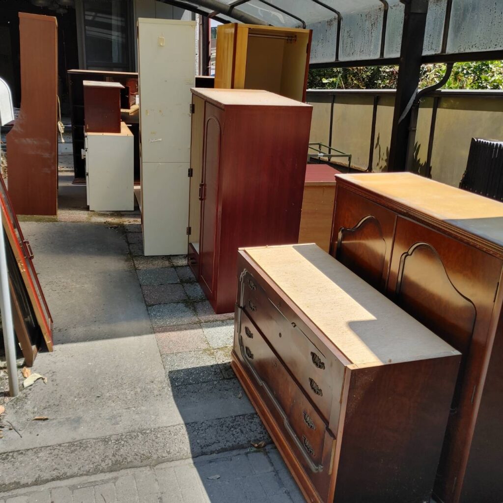 鹿児島市玉里団地で処分・回収した洋服ダンスや整理ダンスなどの家具一式