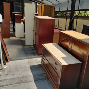 鹿児島市玉里団地で処分・回収した洋服ダンスや整理ダンスなどの家具一式