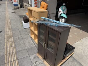 鹿児島市松原町の不用品回収で引き取った食器棚やディスプレイラックなど8点