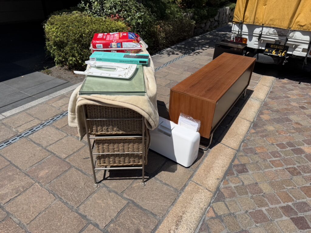 鹿児島市城山の不用品回収でお引き取りしたローボードやラックなど（回収前）