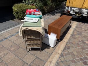 鹿児島市城山の不用品回収でお引き取りしたローボードやラックなど（回収前）