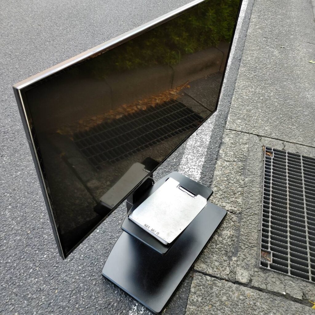 鹿児島市のテレビ回収現場（照国町のテレビとテレビ台）