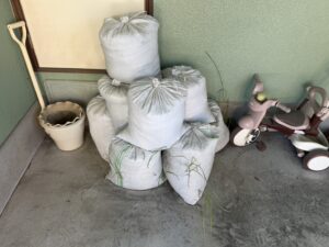 鹿児島市の土のう袋処分現場（星ヶ峯・庭の土と草が入った9袋）